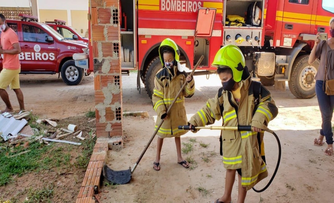 No Dia das Crianças, meninos realizam o sonho de ser bombeiro por um dia, em Tarauacá